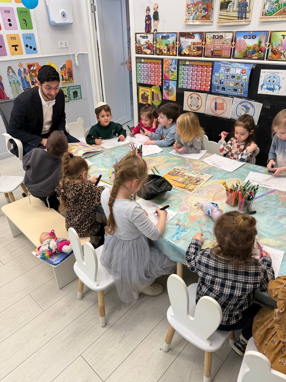 Дети выполняют задания с педагогом за столом