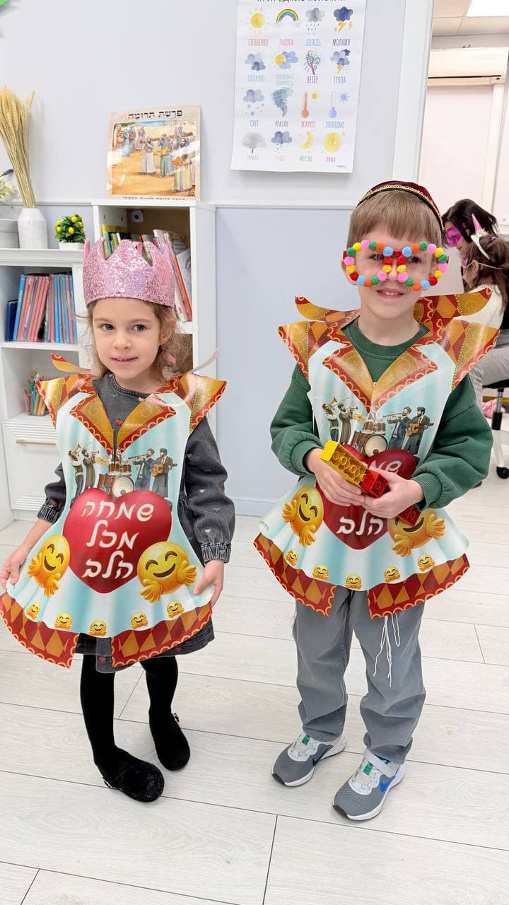 Двое детей в костюмах на празднике