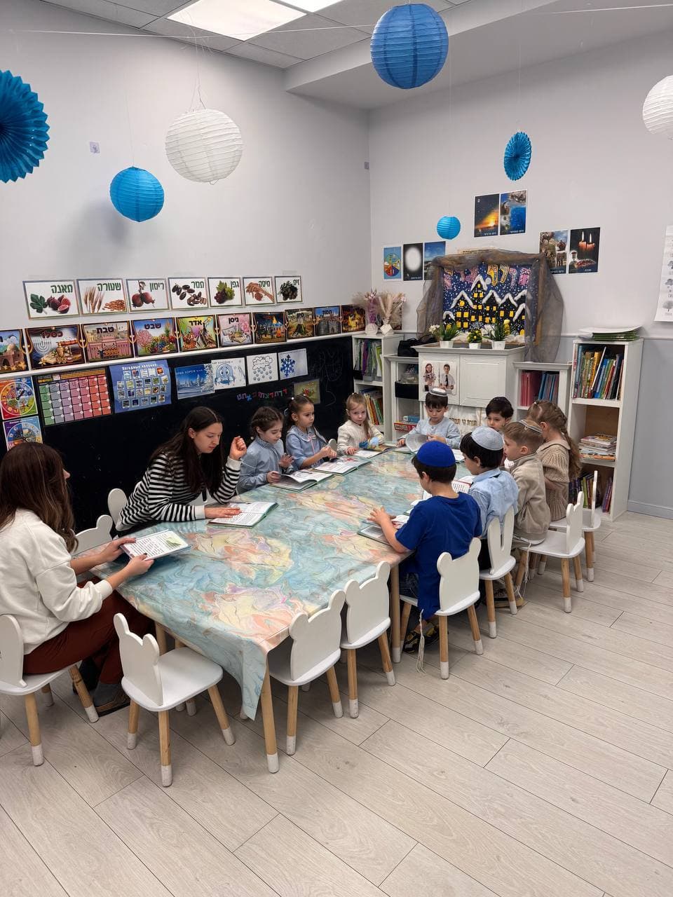 Дети и вожатые читают и обсуждают материалы за общим столом