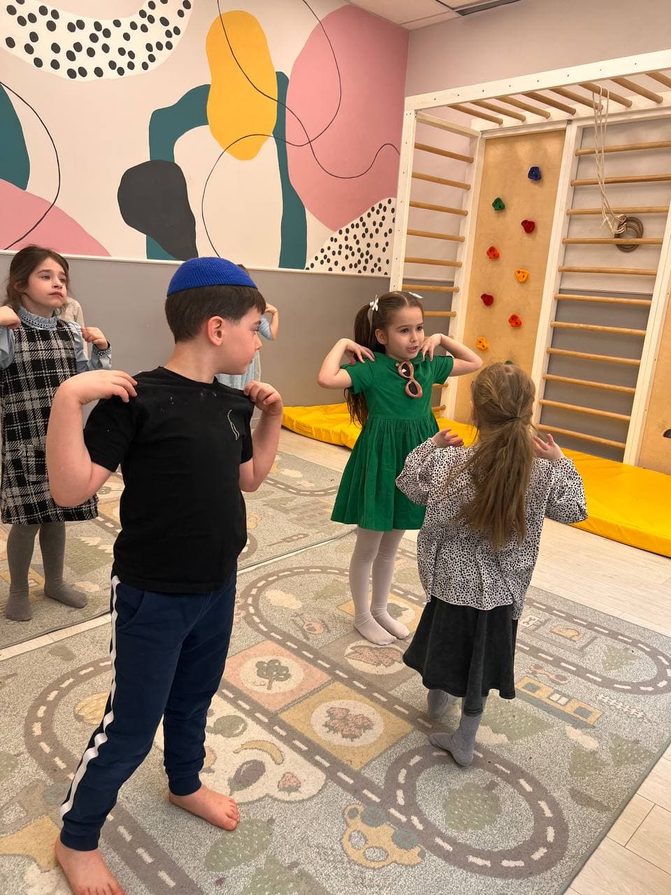 Дети двигаются в игровой зоне во время активностей